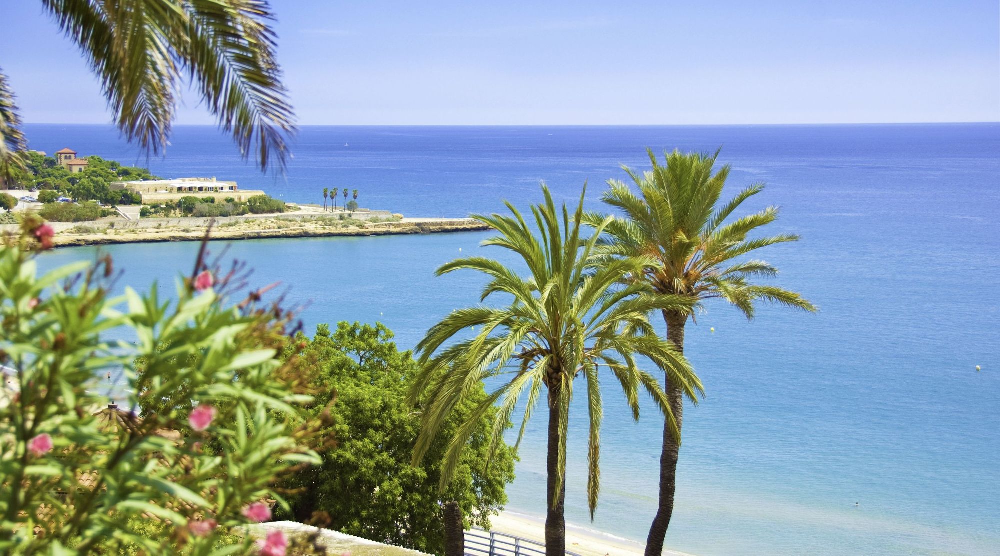 Bildet viser utsikten ut mot et blått Middelhav i fra kyststripen Costa Dorada