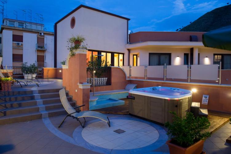 Hotel Artemis Cefalù terrasse med jacuzzi 