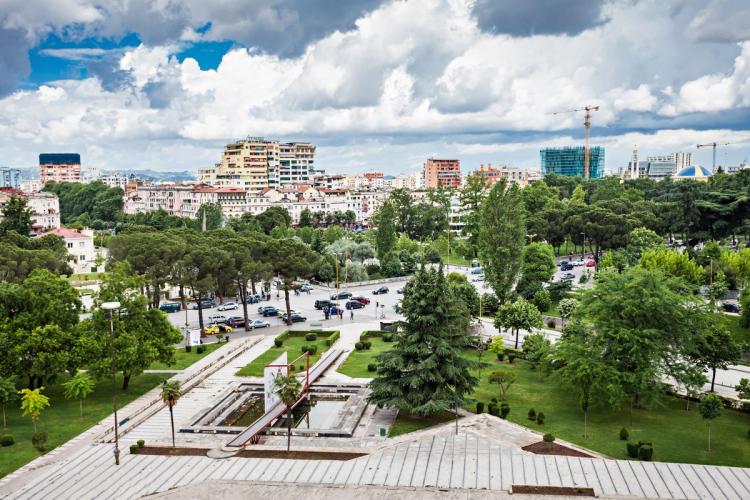Udsigt over grønne parker og hovedstaden Tirana i Albanien
