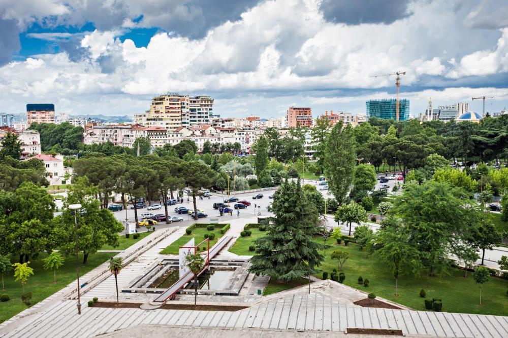 Utsikt over grønne parker og hovedstaden Tirana i Albania
