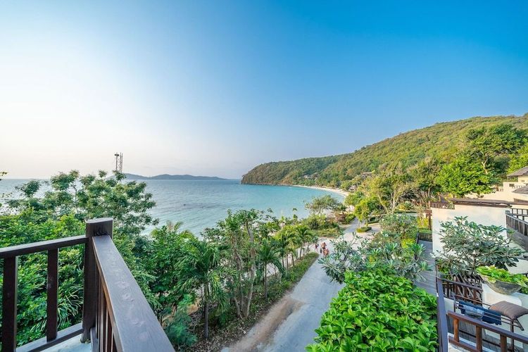 Nyt avslappende dager ved bassenget på Le Vimarn Cottages & SPA på Koh Samet i Thailand