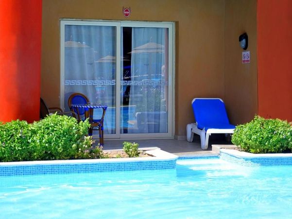 Titanic Beach Spa & Aqua Park ligger vid Röda Havet i Hurghada och har ett stort vattenland samt faciliteter för hela familjen.