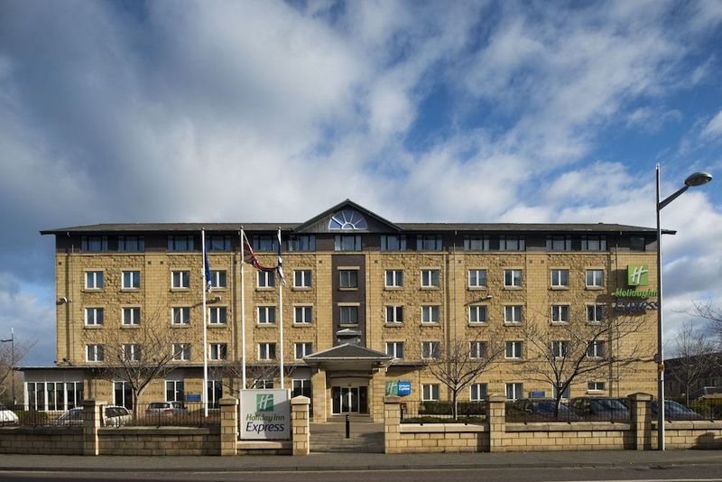 Holiday Inn Express Waterfront - Image 9