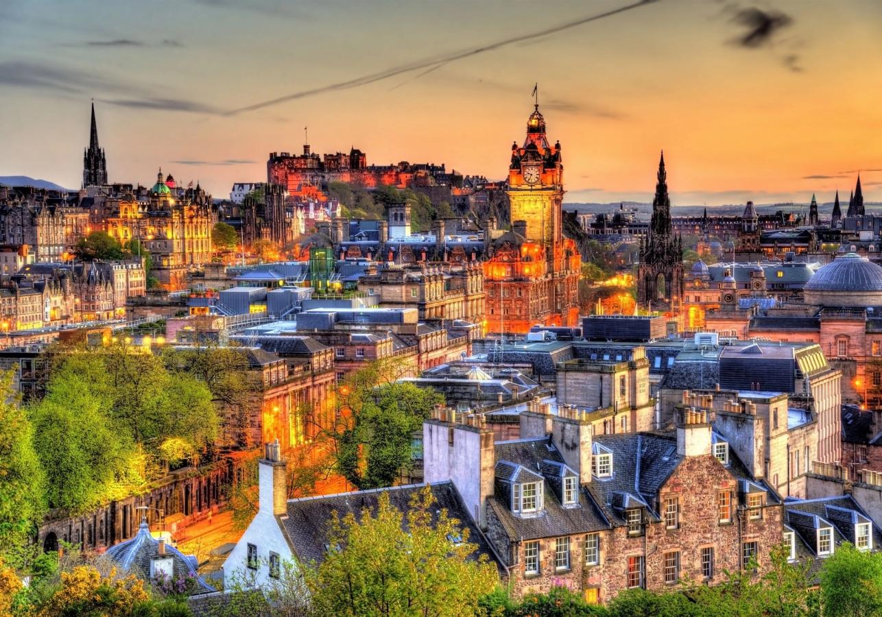 Utsikt over gamlebyen i Edinburgh i solnedgang
