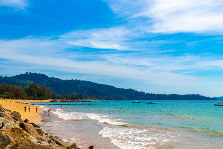 Utsikt over den gyllengule stranden og azurblå havet i Khao Lak, Thailand