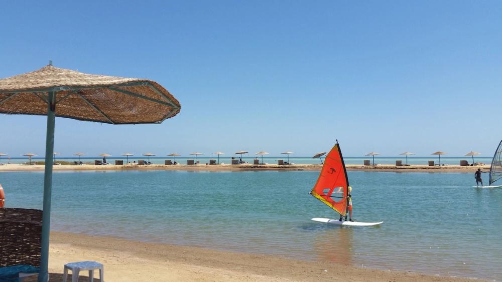 Lange, deilige strender med solstoler og surfere i El Gouna i Egypt