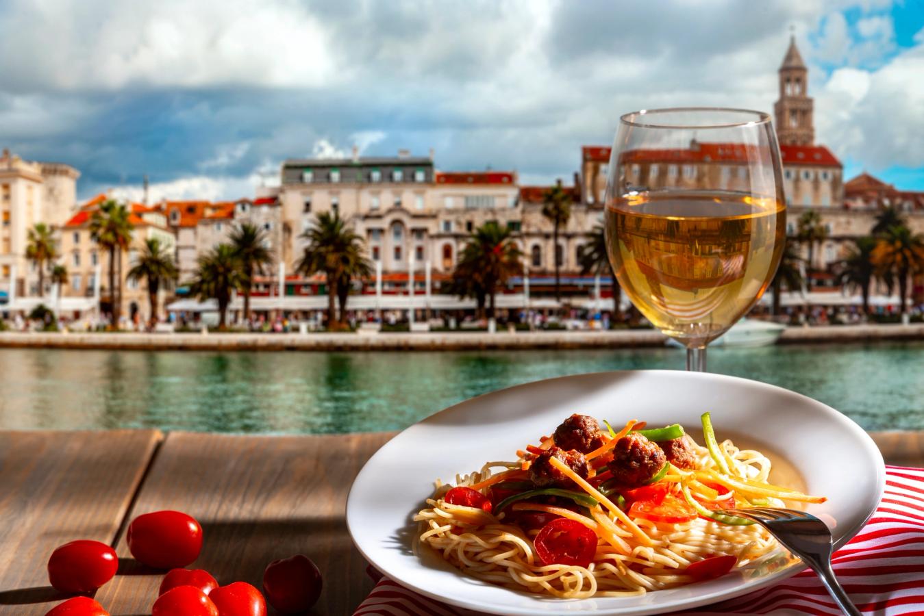 Nyt et deilig måltid med lokal vin og utsikt over småbåthavnen i Split