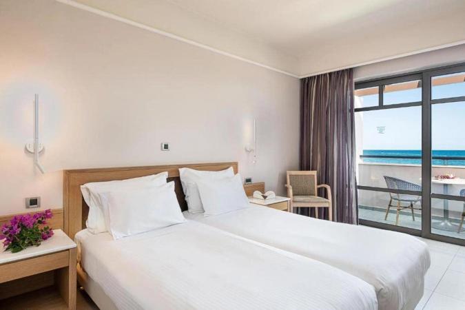 Porto Platanias Beach Resort & Spa ligger på Kreta i Grekland.