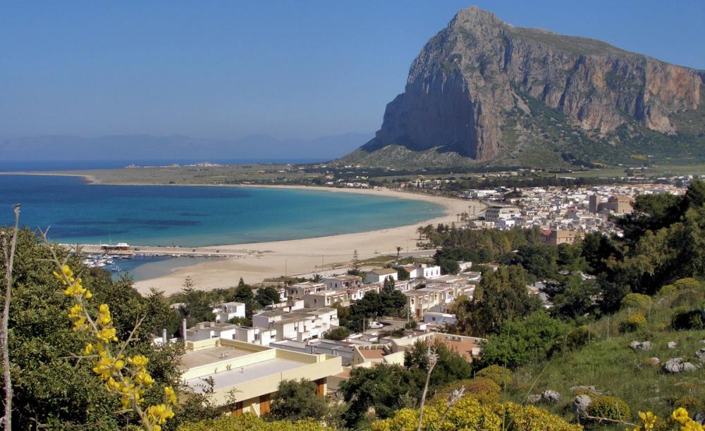 Utsikt över stranden och den karakteristiska klippan i San Vito Lo Capo på Sicilien