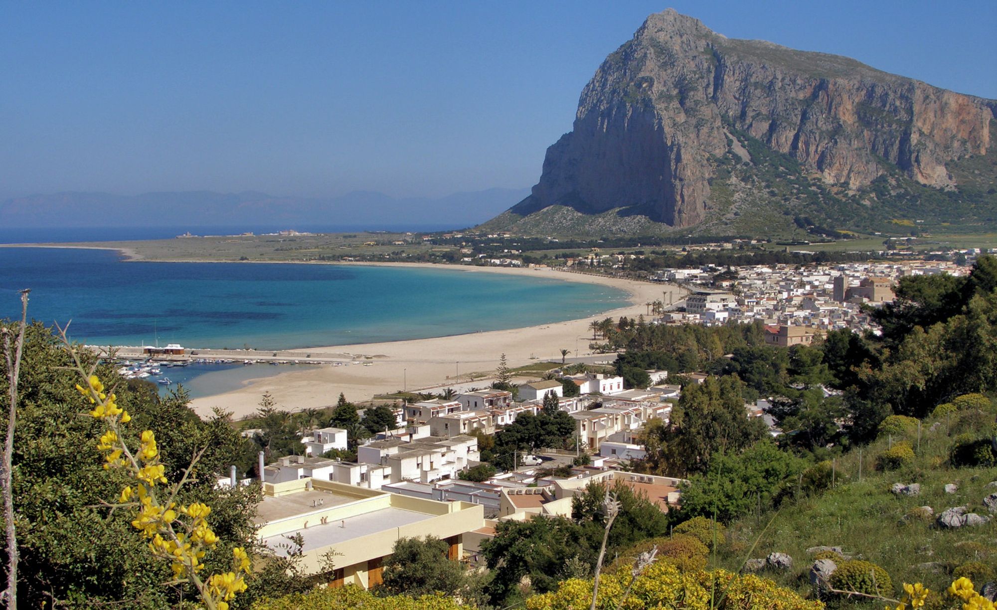 Utsikt över stranden och den karakteristiska klippan i San Vito Lo Capo på Sicilien