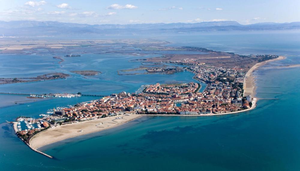 Panoramautsikt over byen Grado og havet i Friuli, Italia
