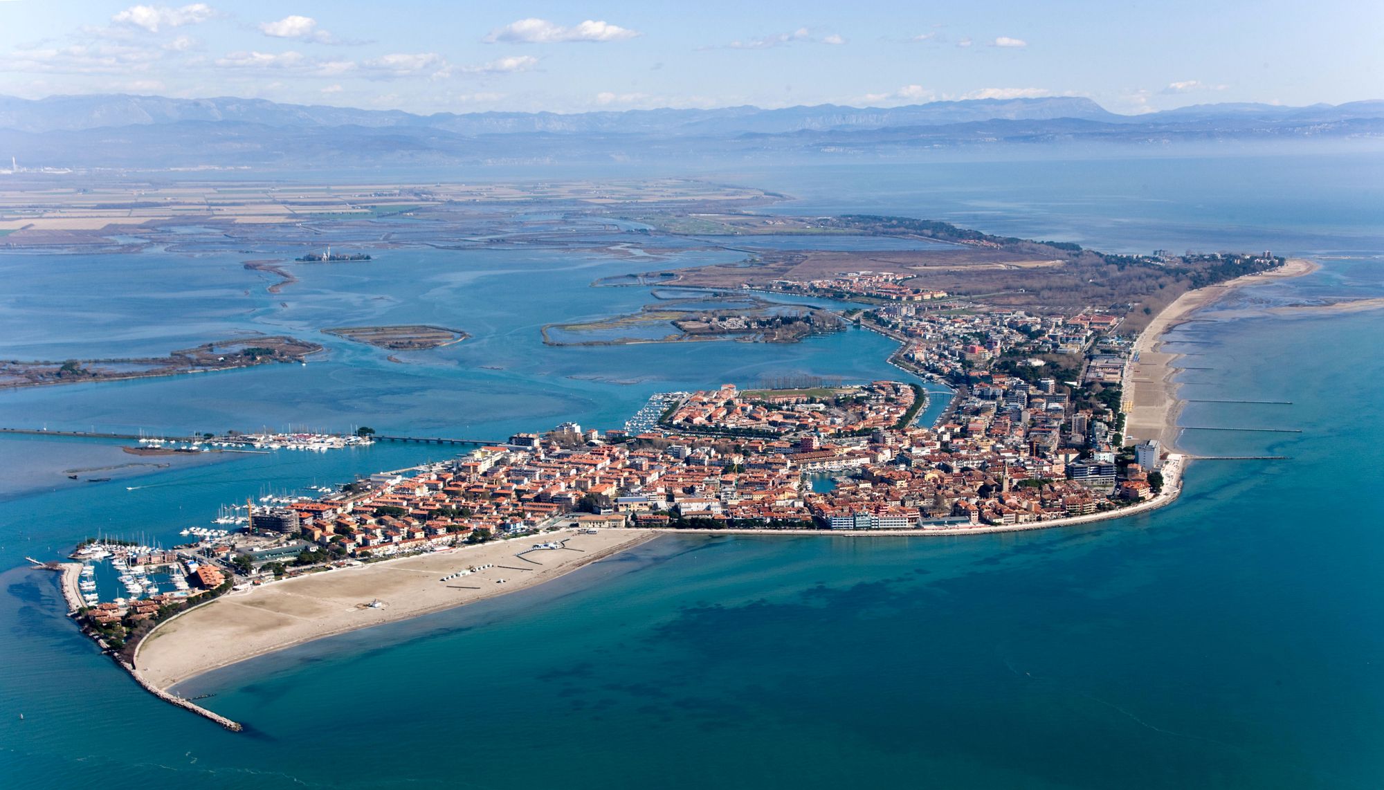 Panoramautsikt över staden Grado och havet i Friuli, Italien