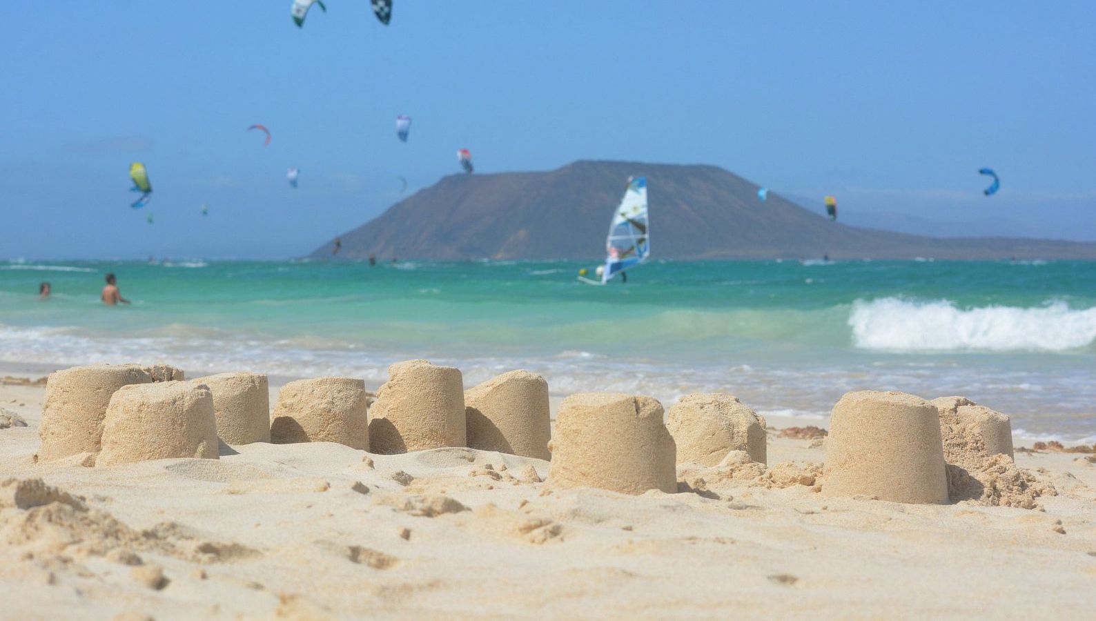 De deilige strendene på Fuerteventura byr på mange vannsportaktiviteter