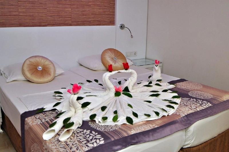 Tropic Hotel - Image 2