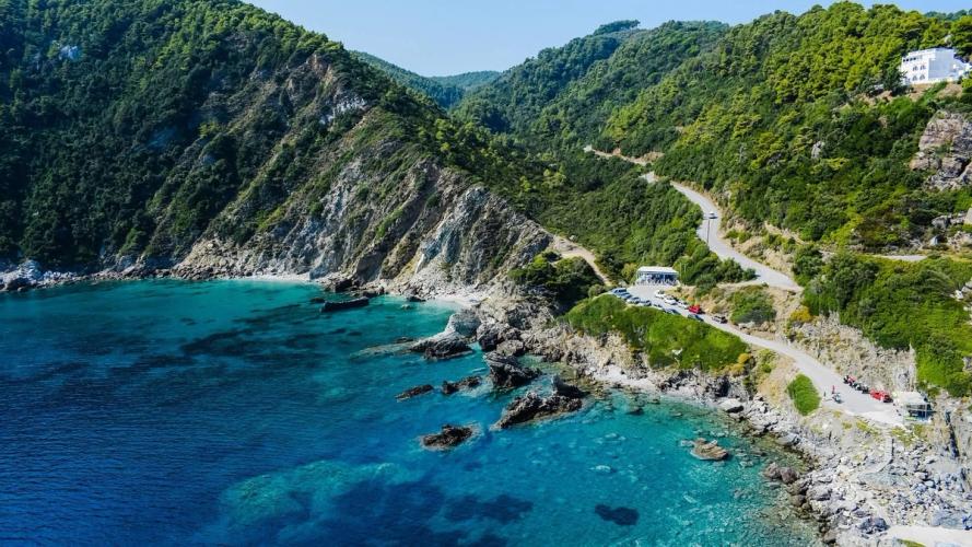 Utsikt över havet och det gröna landskapet på Skopelos