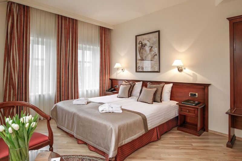 National Hotel - Image 2