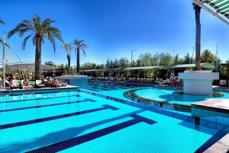 På Crystal De Luxe Resort & Spa vil hele familien nyte ferien sin ved havet i Kemer, Tyrkia.