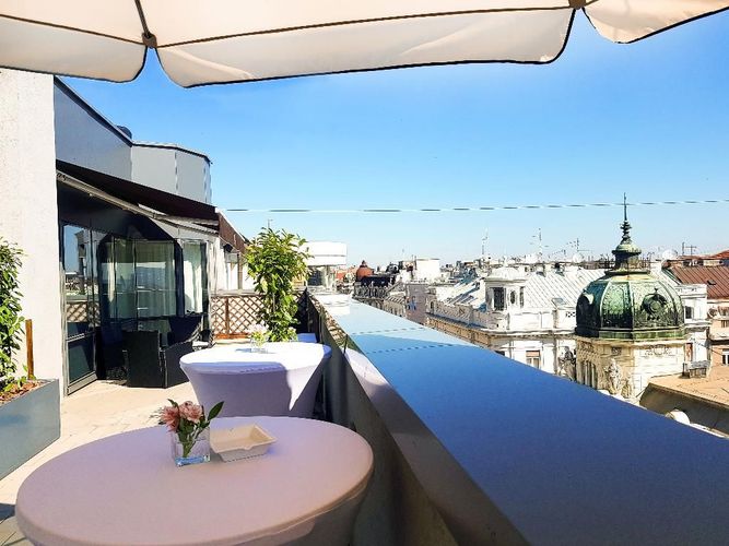Nyt livet på Belgrade Art Hotels terrasse