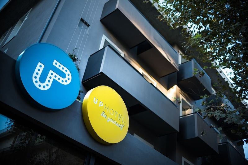 Up Hotel - Image 9