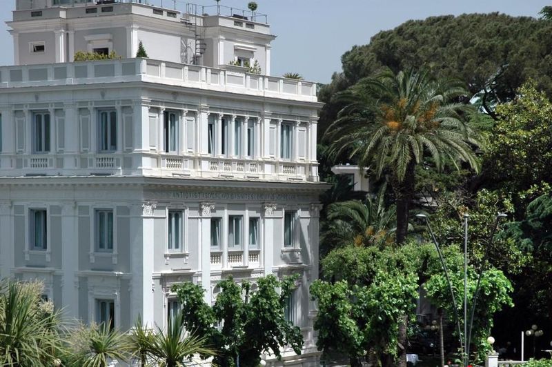 Hotel Flora - Image 2