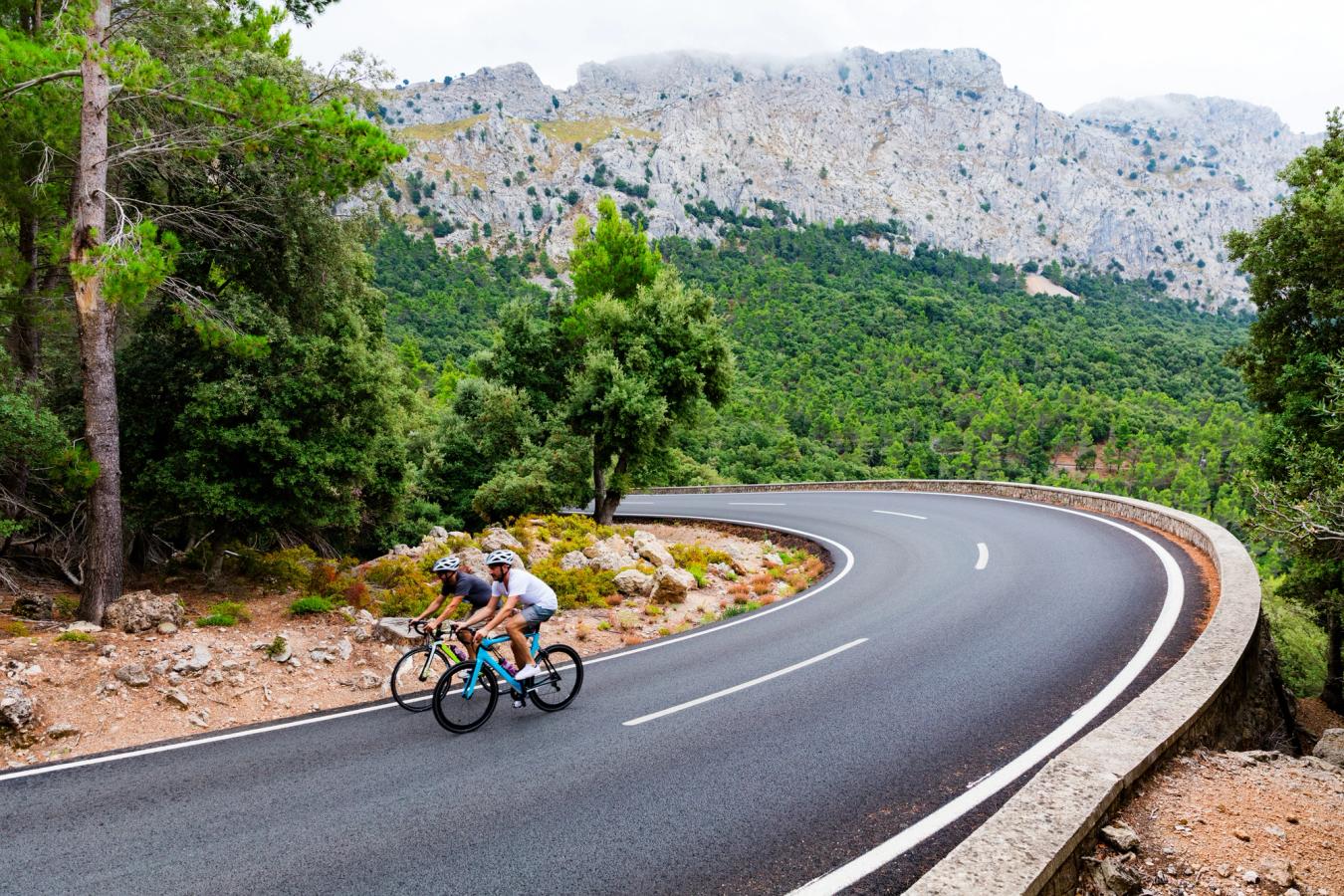 To sykelister på sykkelferie oppover Serra de Tramuntana fjellene på Mallorca
