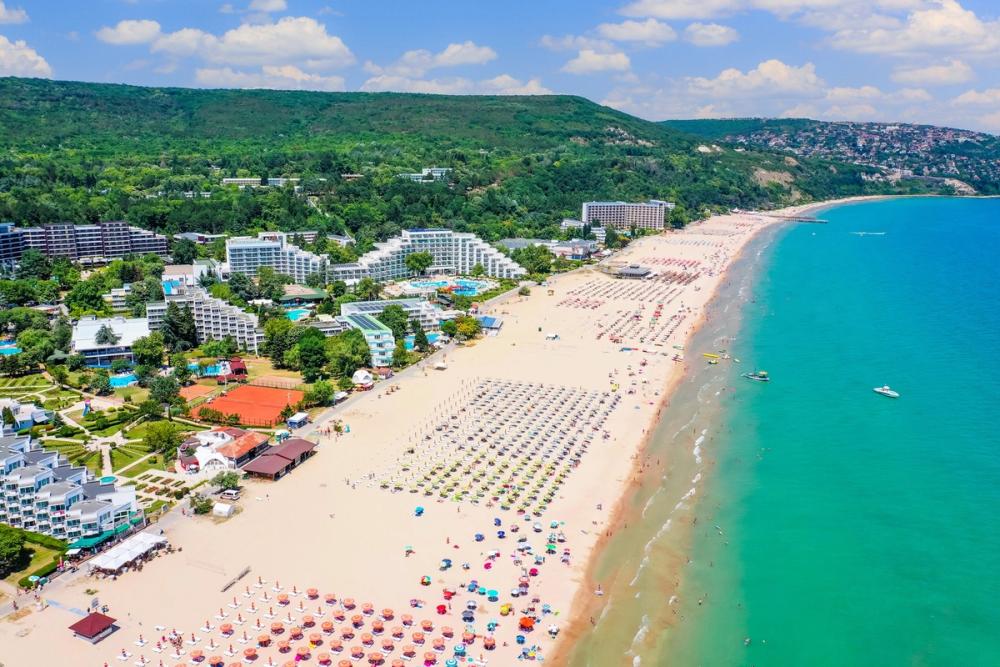 Panoramautsikt over stranden i Albena ved Svartehavskysten i Bulgaria