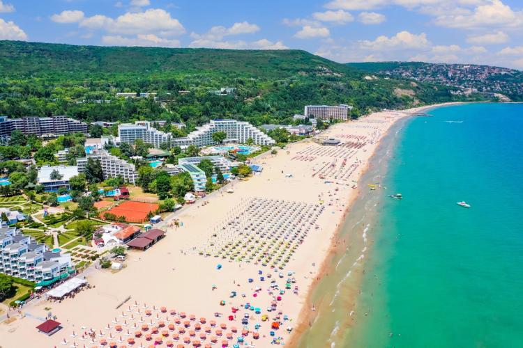 Panoramautsikt over stranden i Albena ved Svartehavskysten i Bulgaria
