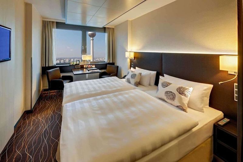 Park Inn by Radisson Berlin Alexanderplatz - Image 8