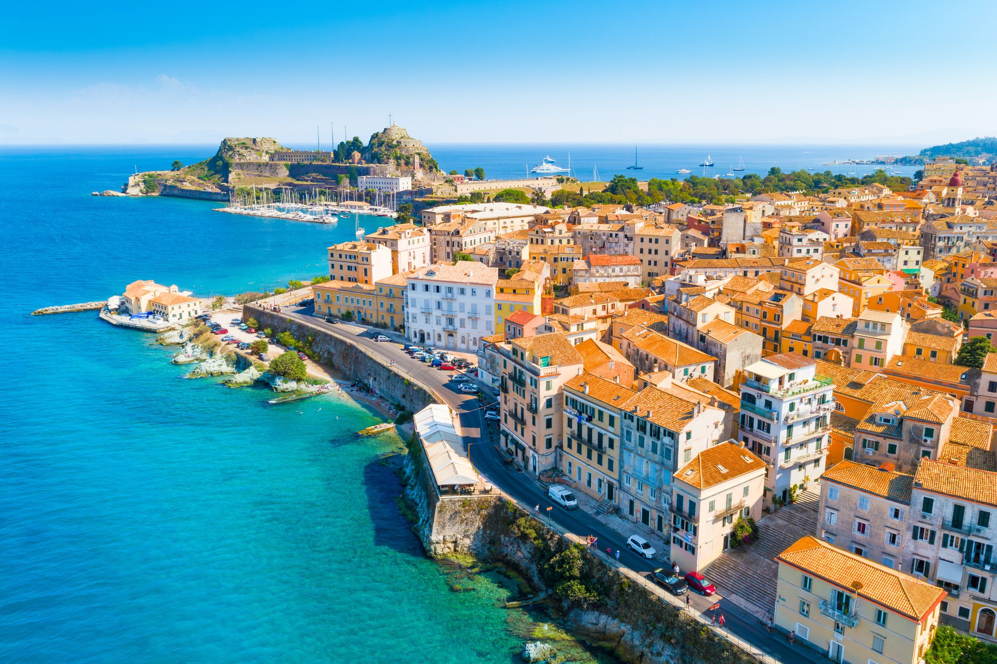 Utsikt over Korfu by og det krystallklare havet på Korfu i Hellas