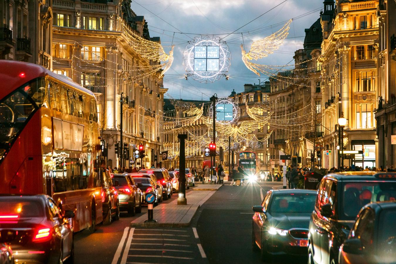 Billede fra Regent Street i London med julepynt over trafikken i aftentimerne.