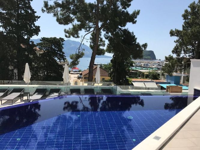 Hotel Budva ligger nær stranden i Budva, og tilbyr elegante og moderne rom og flere fasiliteter.