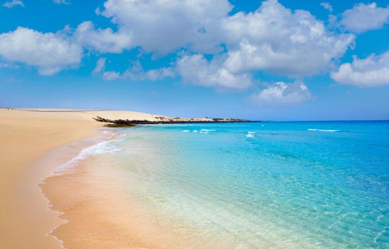 Deilige, lange sandstrender i Corralejo på Fuerteventura, Kanariøyene