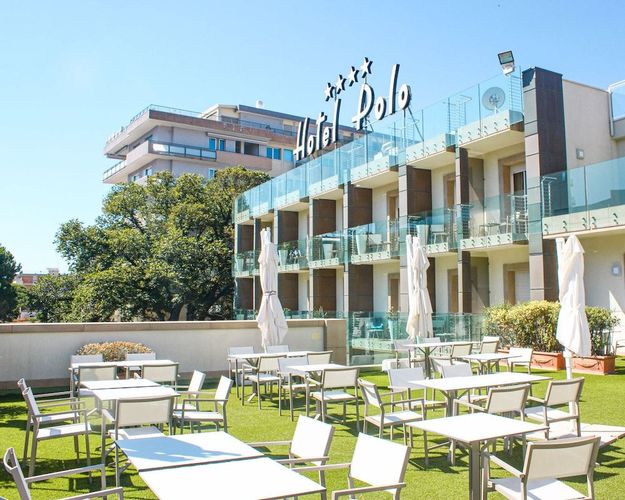 Slapp av på terrassen til Hotel Polo i Rimini.