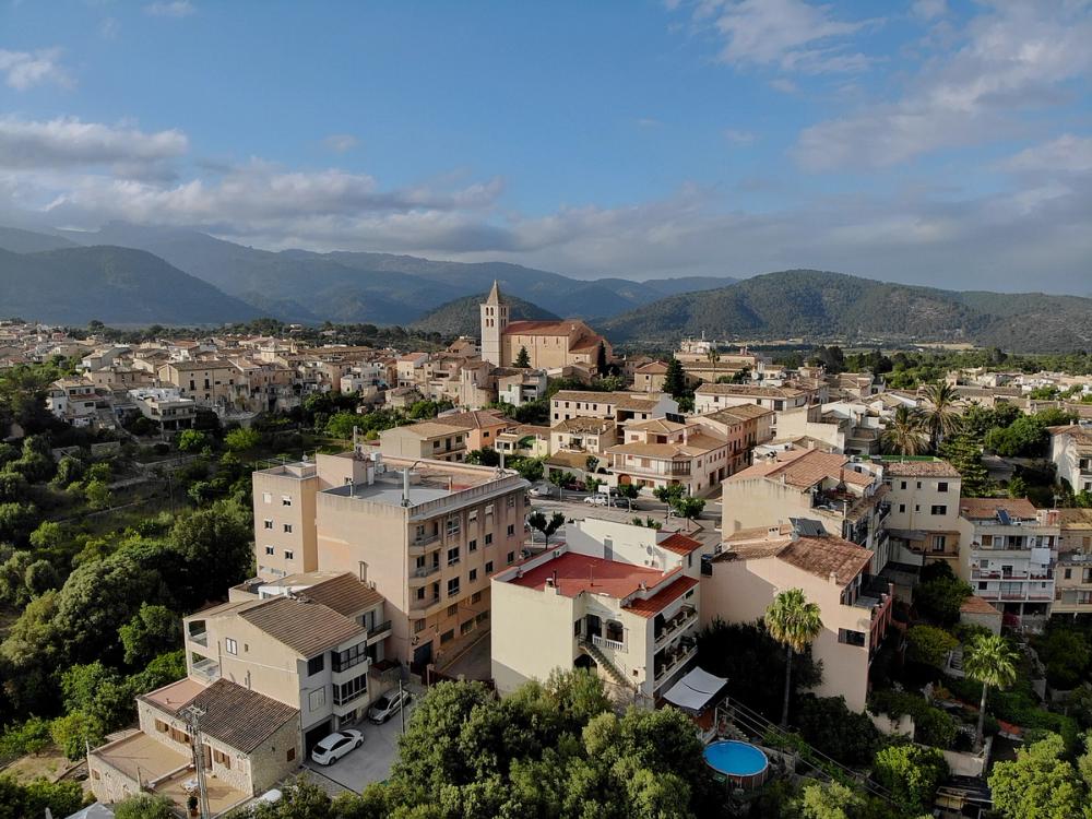 Panoramaudsigt over Campanet og bjergene i baggrunden på Mallorca