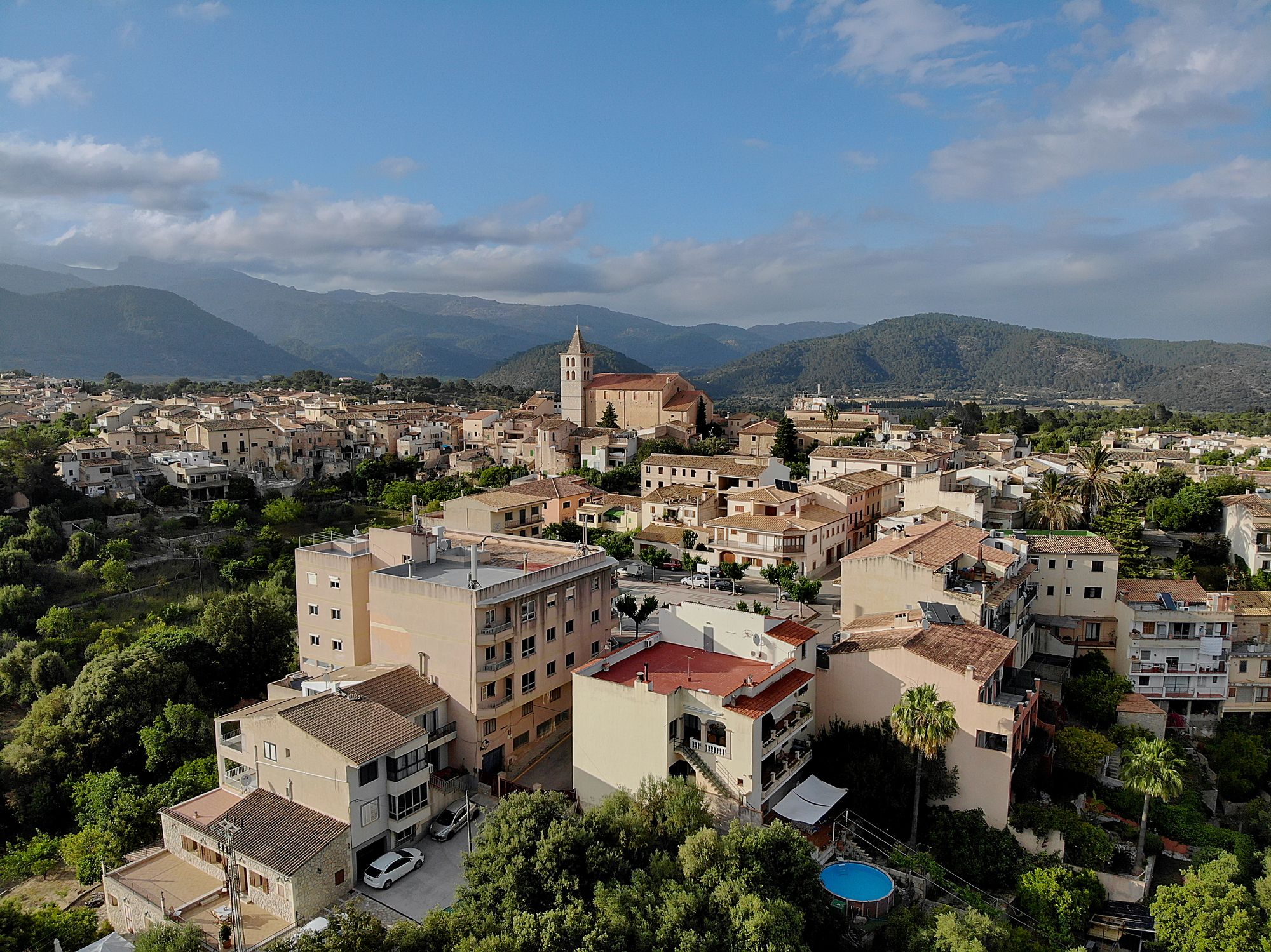 Panoramaudsigt over Campanet og bjergene i baggrunden på Mallorca