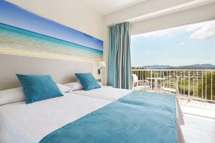 Invisa Hotel Es Pla er et voksenhotell som ligger sentralt i San Antonio, Ibiza