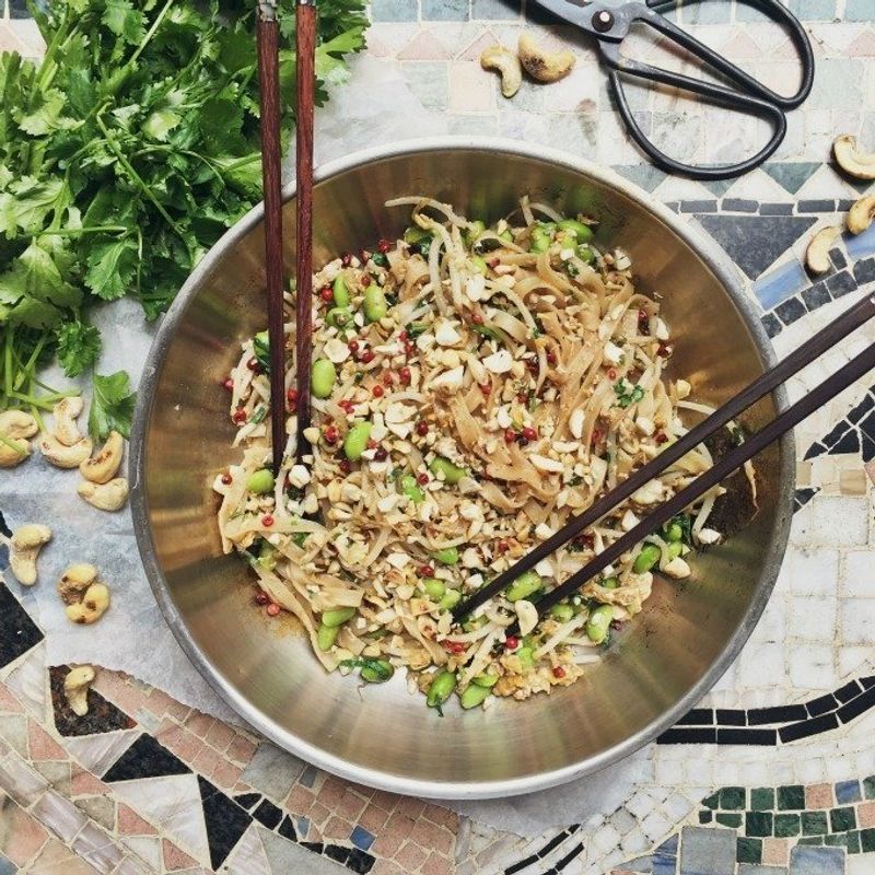 Den smakfulla thailändska rätten "pad thai"