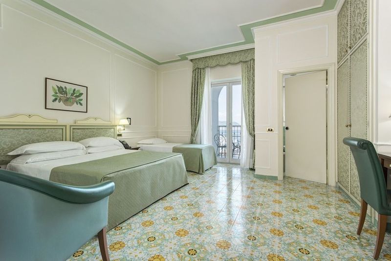 Lloyd's Baia Hotel - Image 4