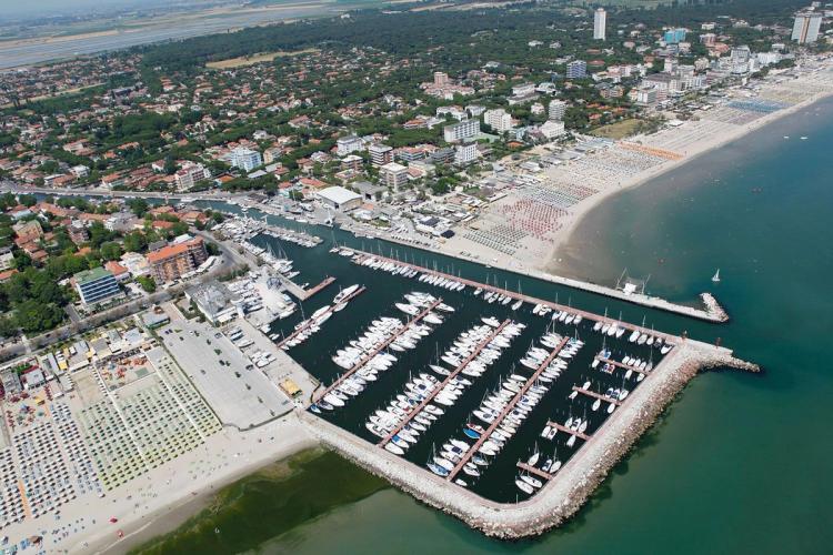 Flyfoto over småbåthavnen og strendene i Cervia-Milano Marittima ved Adriaterhavskysten i Italia
