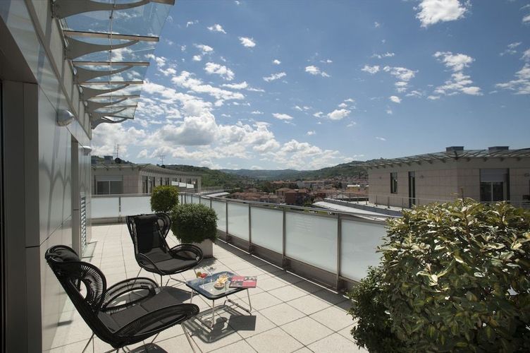 På Hotel Calissano er det mulig å bestille rom med terrasse og utsikt over Alba i Piemonte.