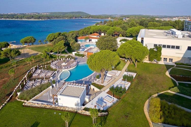 Boka resa till strandnära hotell med flera pooler Park Plaza Belvedere Medulin Istrien