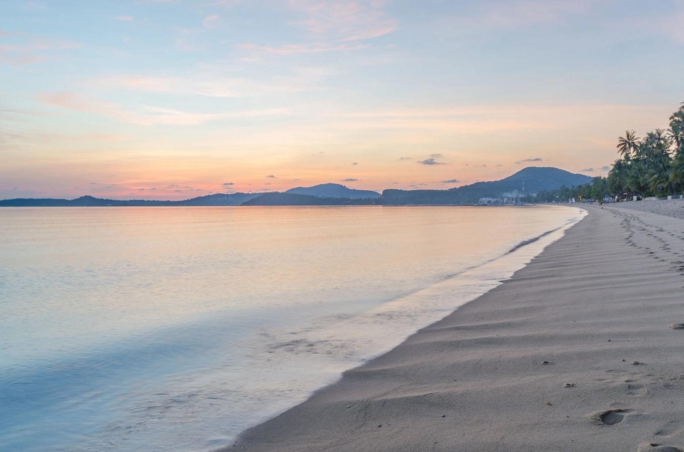 Smuk solnedgang over stranden ved Bophut Beach på Koh Samui i Thailand