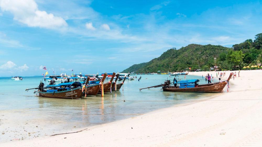 Langstrakt hvit strand i Karon Beach på Phuket i Thailand