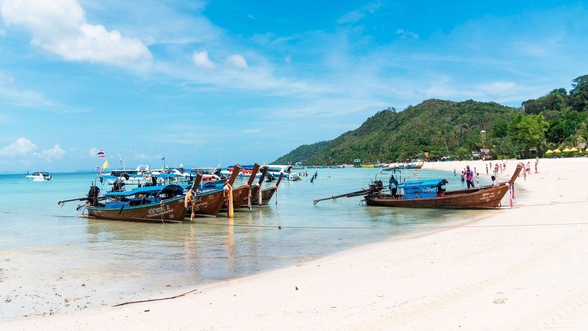 Langstrakt hvit strand i Karon Beach på Phuket i Thailand