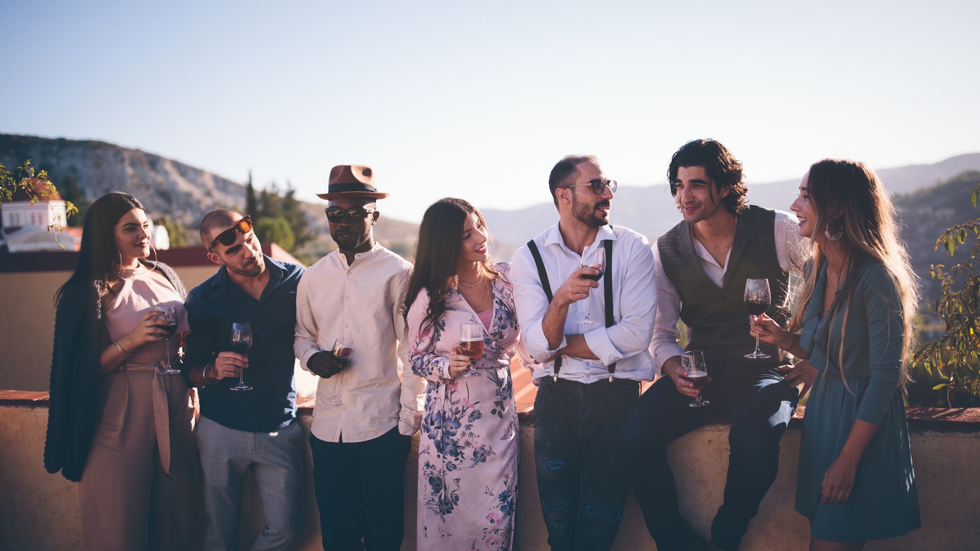 En gruppe mennesker, der taler sammen på en skræddersyet rejse.