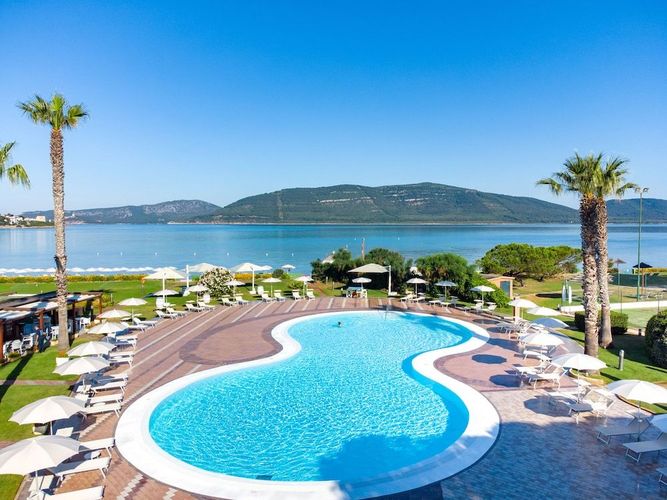 På vuxenhotell Hotel Corte Rosada utanför Alghero på Sardinien kan du njuta av lugna stunder vid havet och poolen.