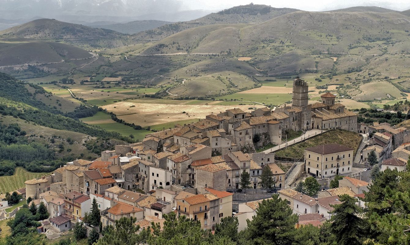 Utsikt over Castel del Monte og det vakre landskapet i Abruzzo