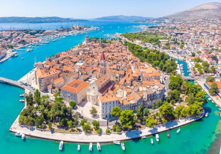 Panoramautsikt over Trogir og det turkisgrønne havet i Dalmatia i Kroatia