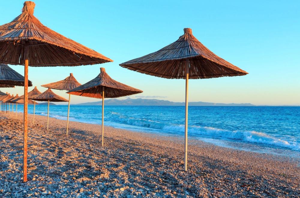 Utsikt over stranden og det krystallklare vannet i Qerret i Albania