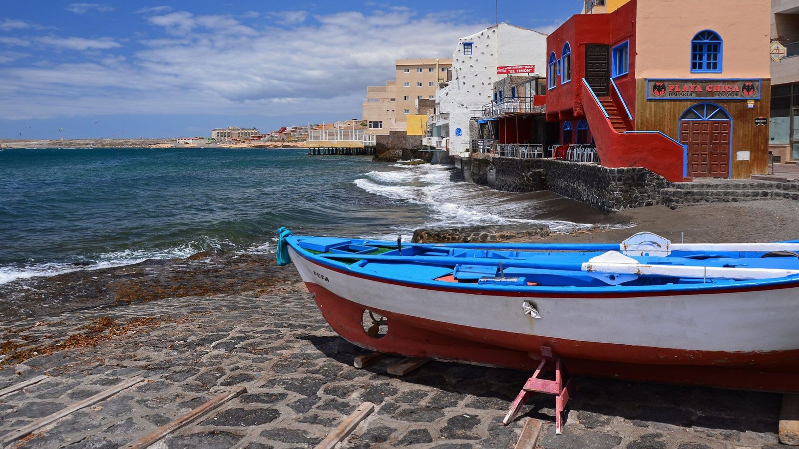 Lokale fiskebåter på stranden i El Medano på Tenerife